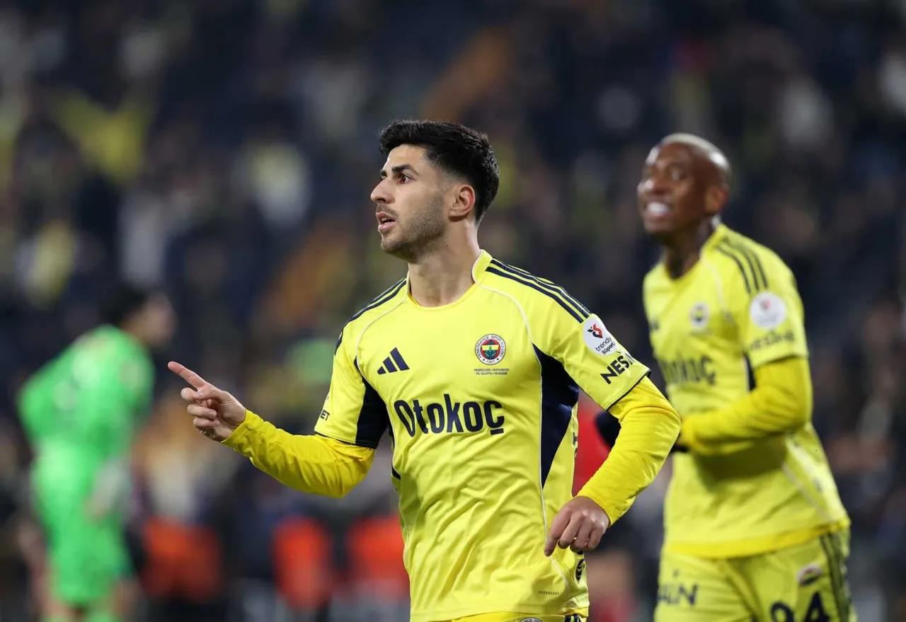 Jugador de Fenerbahçe en el campo, de amarillo
