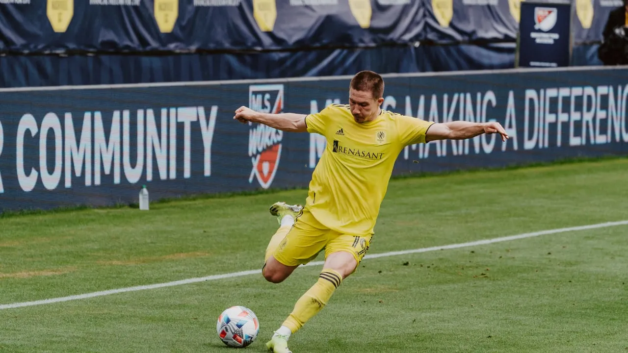 Jugador de Nashville SC golpeando el balón