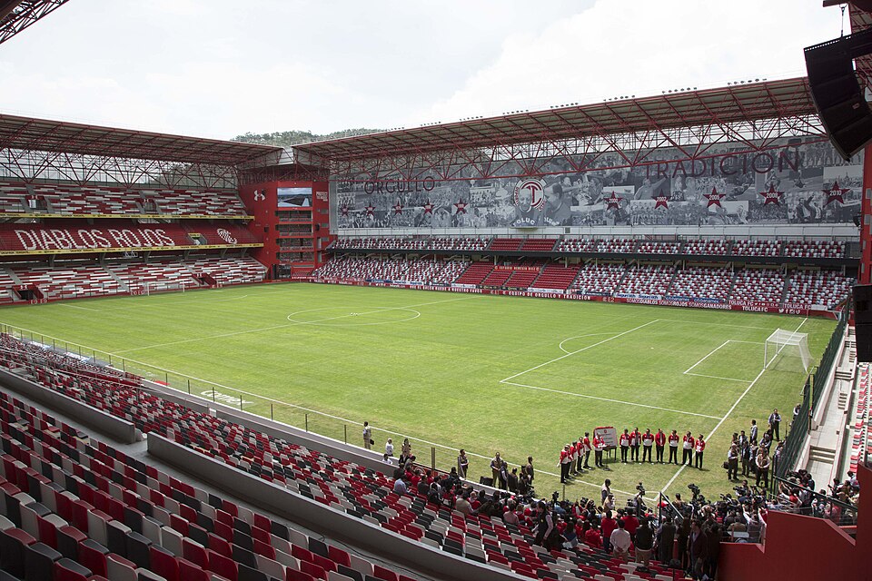 Vista interior del Estadio Nemesio Diez, casa del Toluca, con gradas rojas y blancas